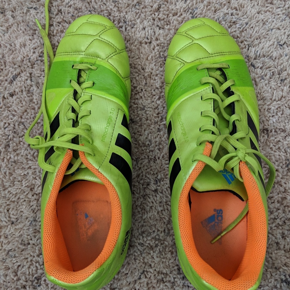Men's soccer shoes